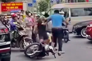 Tài xế ô tô hành hung người lớn tuổi sau va chạm giao thông ở trung tâm TP.HCM