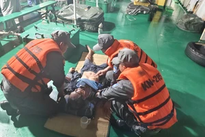 Tổ quân y Tàu Kiểm ngư cấp cứu 1 ngư dân bị ngộ độc trên biển trong đêm