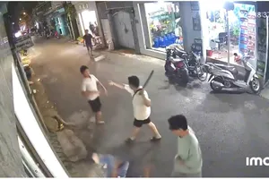 TP.HCM: 2 thanh niên cầm gậy truy đuổi, đánh người đàn ông gục giữa đường