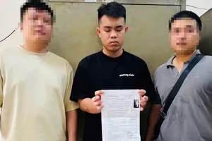 Đập ly bia vào đầu bạn nhậu rồi bỏ trốn sang Campuchia, thanh niên bị bắt khi về nước