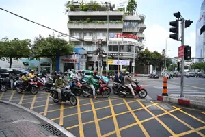 Dừng xe đè vạch mắt võng, tài xế xe buýt ở TP.HCM bị xử phạt