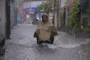 Mưa lớn, người dân TP.HCM vất vả vượt đường ngập