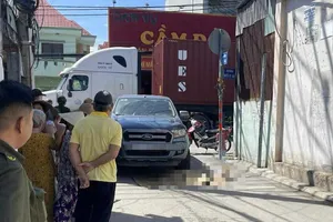 Xe bán tải ôm cua, va chạm làm cụ bà bị tật tử vong