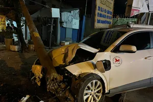 Ô tô tông gãy trụ đèn chiếu sáng bên đường ở phường Bình Thạnh 