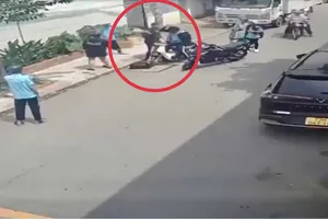 Thanh niên chở bạn gái hành hung 2 nam học sinh vì cho rằng nẹt pô