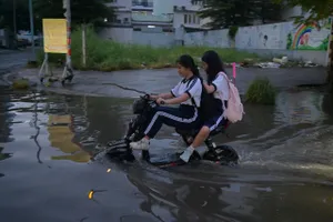 Triều cường dâng cao, nhiều hộ dân ở TP.HCM ngập nặng