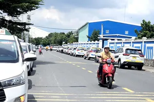 Bất chấp biển cấm, ô tô đậu tràn lan xung quanh sân bay Tân Sơn Nhất