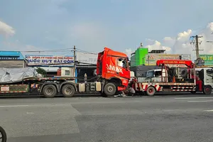 Xe đầu kéo chở sắt gặp sự cố, giao thông trên đường Lê Đức Anh ùn tắc nhiều giờ