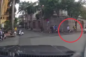 Thiếu niên co giật sau ẩu đả giữa giao lộ ở TP.HCM