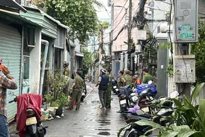 Cảnh sát đang phong toả, tìm cách khống chế người đàn ông cầm 3 con dao cố thủ trong nhà