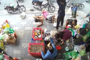 Thợ sơn rơi từ tầng cao trúng người đi đường ở trung tâm TP.HCM