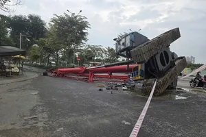 Xe cần cẩu bất ngờ đứt xích chằng rơi xuống đất, phụ xe bị thương