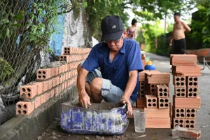 Người dân bán đảo Thanh Đa oằn mình chống triều cường hơn 10 ngày qua