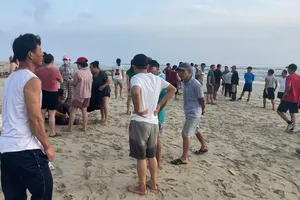 Trưởng thôn và người dân dũng cảm lao ra biển cứu hai vợ chồng bị chìm ghe