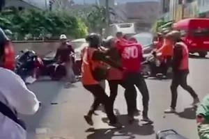 Shipper bị nhóm đồng nghiệp vây đánh giữa đường ở TP.HCM
