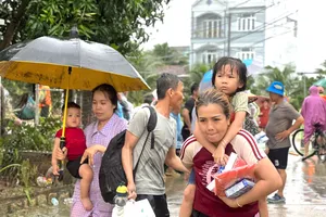 Khánh Hoà: Nhiều khu vực tiếp tục ngập sâu, người già, trẻ nhỏ được ưu tiên sơ tán trước