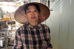 Cụ ông 83 tuổi bám cửa sổ giữa lũ dữ được cứu kịp thời