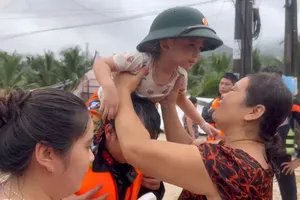 Rưng rưng cảnh người mẹ gặp lại con 3 tuổi sau 4 ngày bị lũ chia cắt