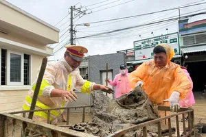 CSGT TP.HCM hỗ trợ khắc phục hậu quả sau lũ tại Quy Nhơn