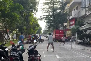 Công an làm việc với người đàn ông giăng lưới đánh cầu lông giữa lòng đường ở TP.HCM