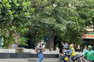 Điều tra vụ người phụ nữ tử vong nghi do rơi từ sân thượng chung cư ở TP.HCM 