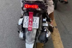 Che biển số bằng vải khi chạy xe, nữ tài xế bị phạt 6 triệu đồng