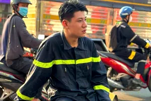 Chiến sĩ Cảnh sát PCCC Công an TP.HCM cứu nữ sinh trước mũi xe container mất phanh