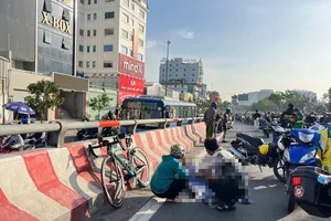 Người đàn ông đạp xe tập thể dục thì tử vong trên cầu Bình Lợi, nghi bị đột tử