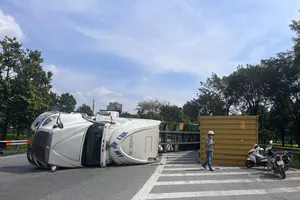 Container lật ngang trên cầu vượt Trạm 2, giao thông ùn ứ