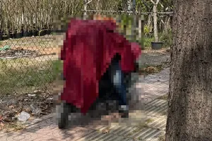 Người đàn ông tử vong trên xe máy đậu ở vỉa hè đường Phạm Văn Đồng