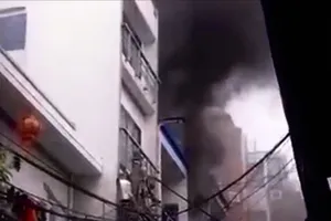 TP.HCM: Nhà 3 tầng cháy dữ dội trên đường Phùng Văn Cung
