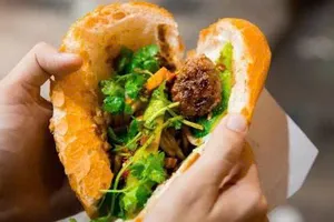 Quảng Ngãi: 15 người nhập viện nghi ngộ độc sau khi ăn bánh mì