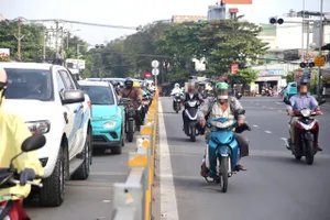 TP.HCM: Xe máy nối đuôi nhau chạy ngược chiều trên đường lớn