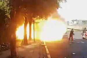 Bếp gas của gánh bún riêu vỉa hè phát nổ làm nhiều người hoảng sợ