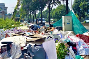 TP.HCM: Bãi rác tự phát ven đường Phạm Văn Đồng gây ô nhiễm, tiềm ẩn nguy cơ cháy nổ