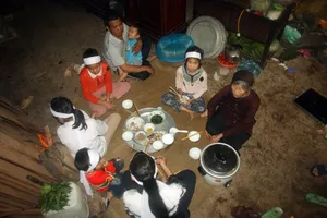 Chưa đầy tháng, sáu trẻ thơ mất cả cha lẫn mẹ