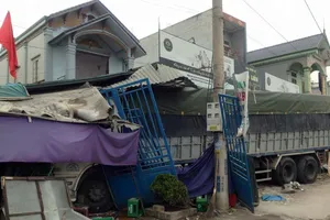 Xe tải mất lái tông sập năm ngôi nhà