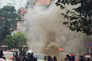 Hà Nội: Xế hộp đang chạy bất ngờ bốc cháy dữ dội
