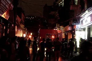 Lửa bùng cháy sau tiếng nổ lớn từ ngôi nhà trong hẻm