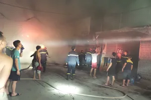 Một cửa hàng khóa trái bốc cháy trong đêm