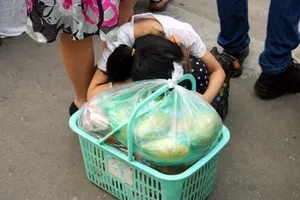 Ngủ gật tại bến xe chờ mua vé về quê nghỉ lễ