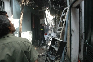 Sau tiếng nổ, người đàn ông chạy thoát thân khỏi đám cháy