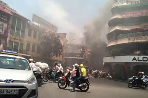 Cháy lớn gần khu 'hàm cá mập' cạnh Hồ Gươm, Hà Nội