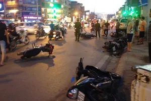 Ôtô 'điên' mất lái làm 4 xe máy hư hỏng nặng