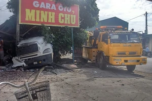 Xe container bất ngờ đâm vào nhiều nhà dân ven quốc lộ 