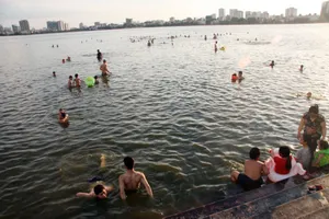  Góc hồ Tây biến thành bãi tắm tự phát 