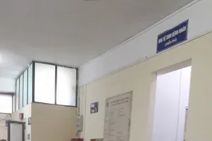 Vữa trần rơi trúng đầu người phụ nữ đang bế cháu nhỏ tại bệnh viện