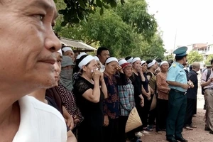 Lễ viếng đẫm nước mắt nơi quê nhà đại tá Khải