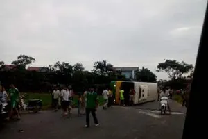 Va chạm xe buýt và taxi, 21 người bị thương