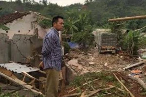 2 xe đầu kéo đâm sập 3 nhà dân